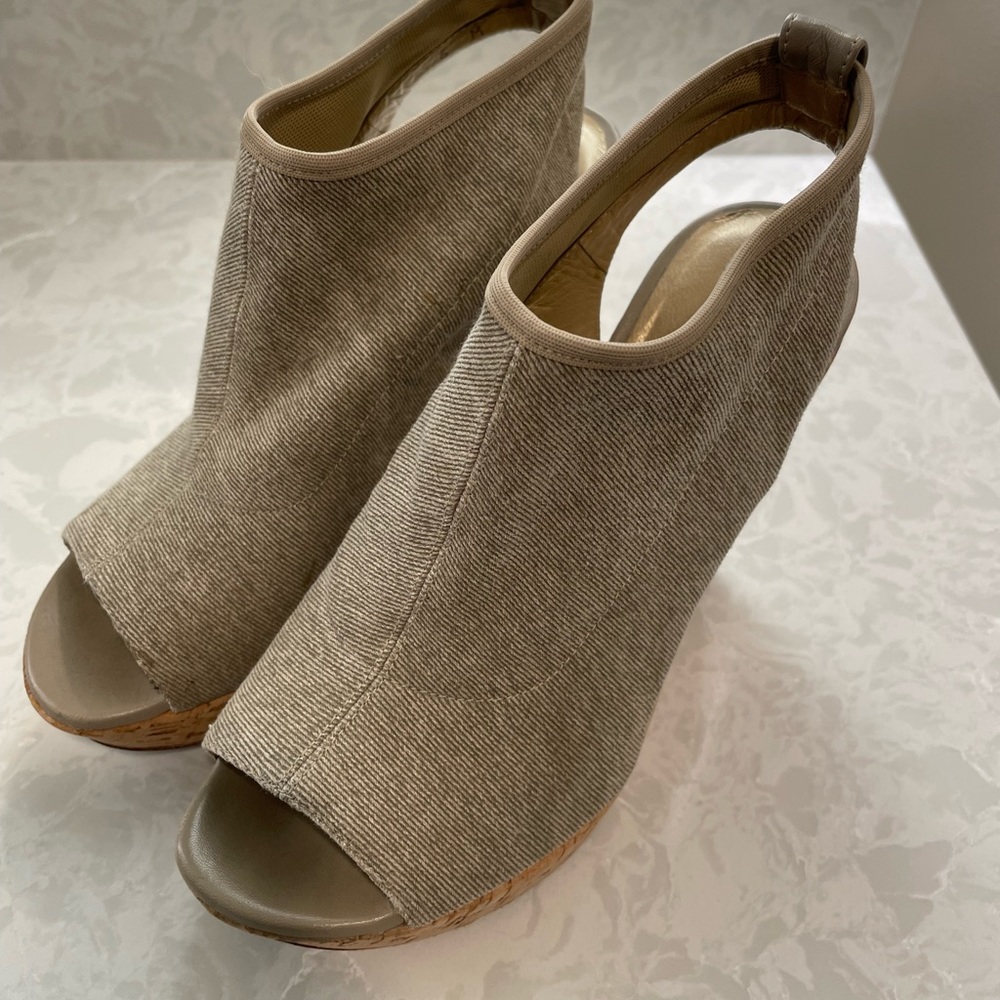 Super cute designer wedged heals